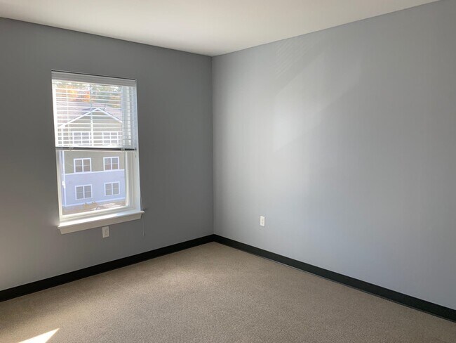 Building Photo - 10 E Ridge Dr