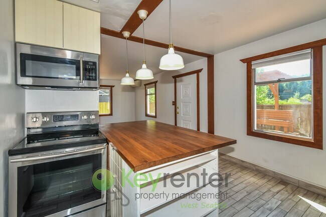 Building Photo - Clean Design and Easy Living in Seattle