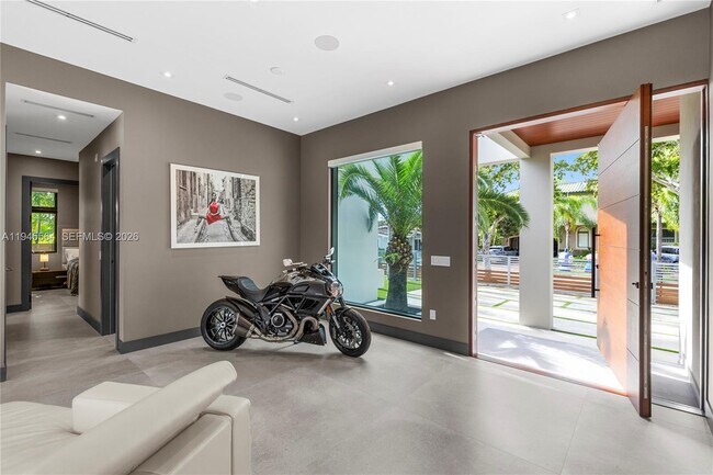 Building Photo - 12911 Oleander Rd