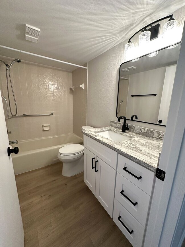 Building Photo - Gorgeous Updated Tierra Verde Annual Unfurnished Waterfront Condo 2/2 w/Garage