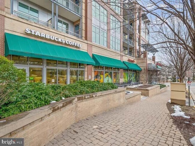 Building Photo - 8220 Crestwood Heights Dr