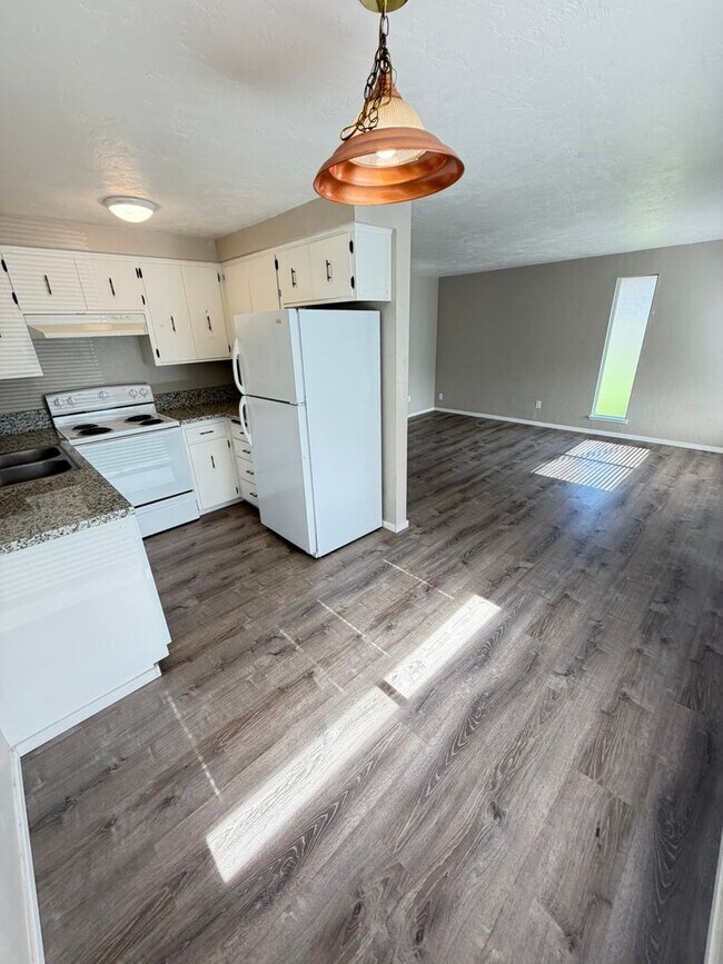 Building Photo - Pet Friendly 2 Bedroom in Lebanon!
