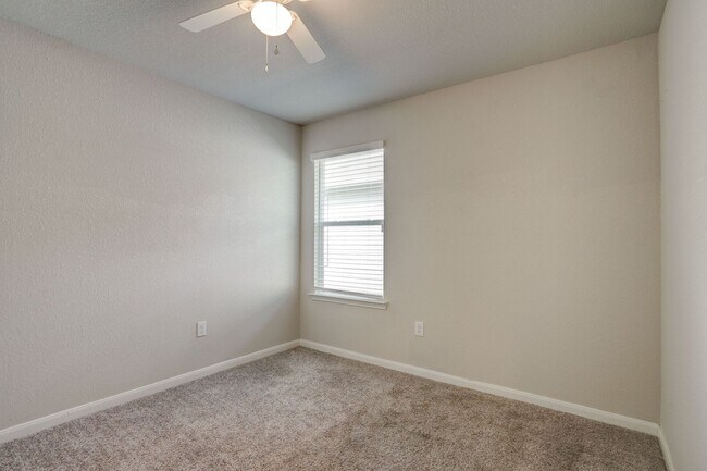 Building Photo - Charming 4/BR 2/BA One-Level Home with Spa...