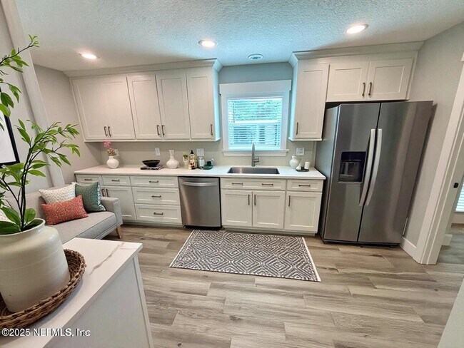 Building Photo - 5609 Hyde Park Cir