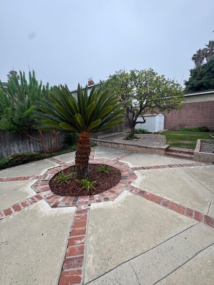 Building Photo - 1125 W Crestwood Ave