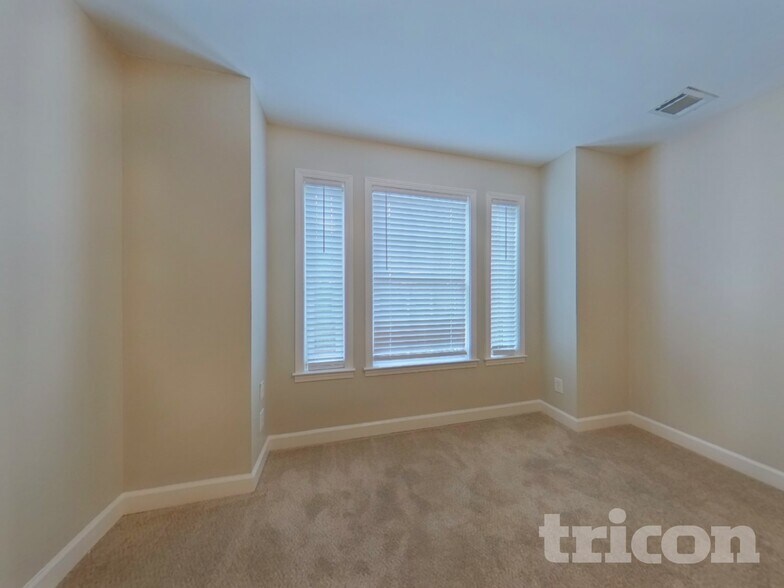 Building Photo - 2417 Battle Dr