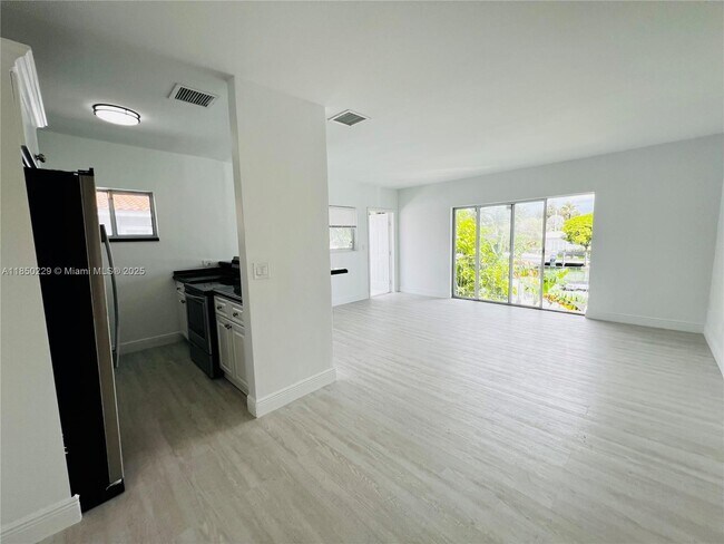 Building Photo - 2033 Calais Dr