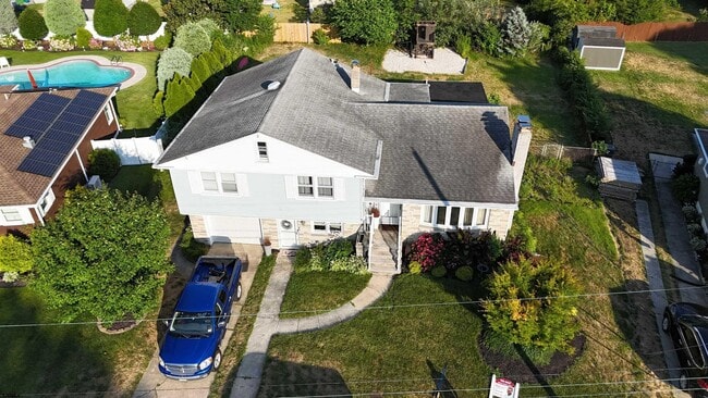 Primary Photo - 702 Burton Ave