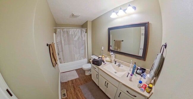 Building Photo - Cute West Side Home W/ Two Car Garage + Fenced In Yard + Rooftop Balcony! Available June 4th!