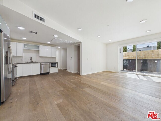 Building Photo - 850 S Crenshaw Blvd