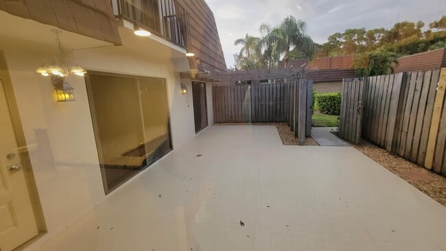 Building Photo - 606 6th Ln
