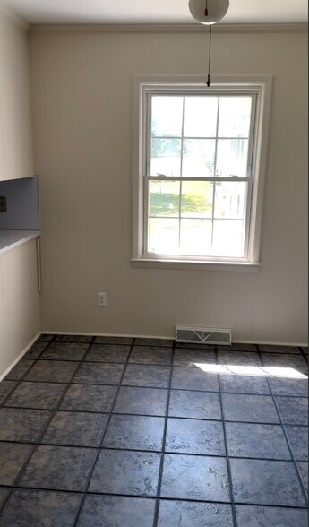 breakfast area - 2133 Lincoln Rd