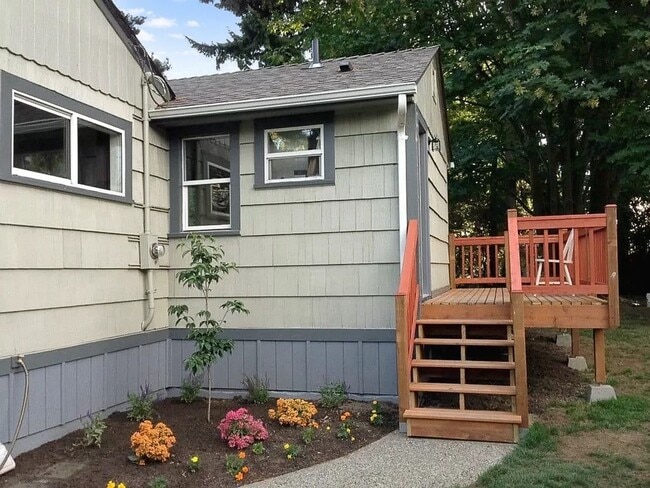 Building Photo - 3 BED 1 BATH SINGLE FAMILY FOR RENT