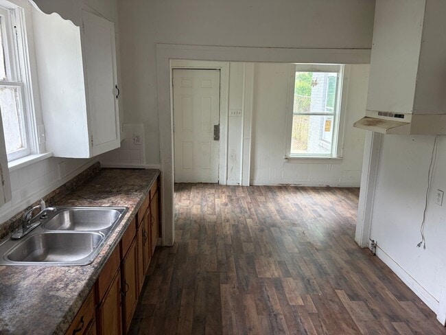 Building Photo - 3 Bedroom Highland Home - with Central Air!