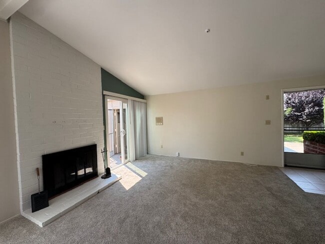 Building Photo - Charming 3-Bedroom Home for Rent in Serra ...