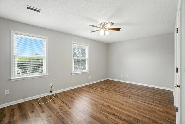 Building Photo - Updated Brick Condo in the Heart of Downto...