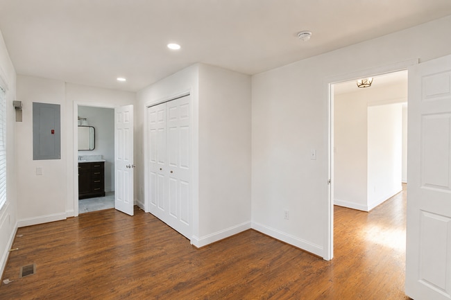 Building Photo - 826 North Dr