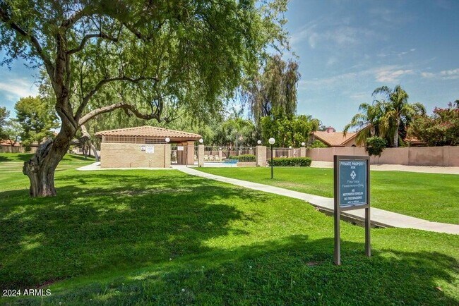 Building Photo - 8817 E Dahlia Dr