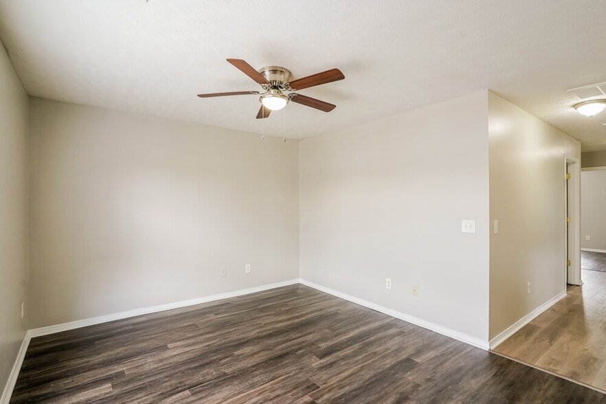 Building Photo - 2893 Creekbend Dr