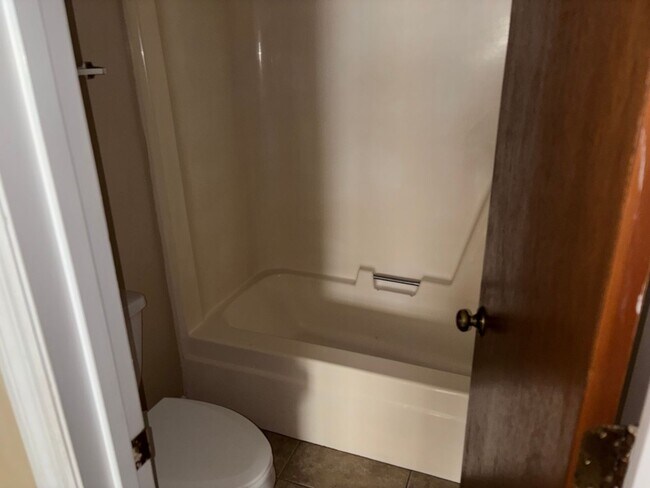 Building Photo - Cedar Chase Duplex Available August!