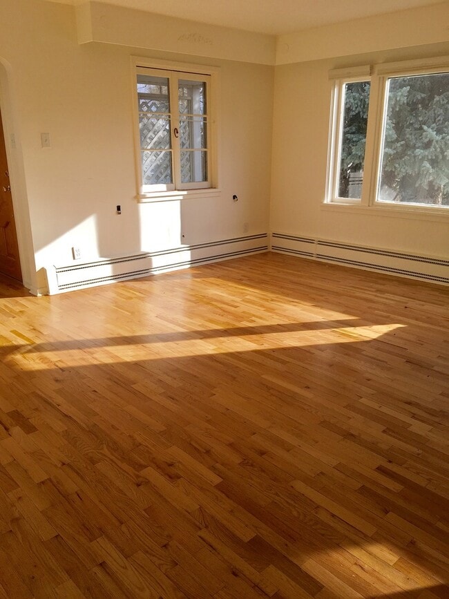 Building Photo - Sunny + Bright Near Sunset Park in Old Tow...