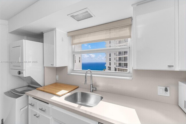 Building Photo - 4925 Collins Ave