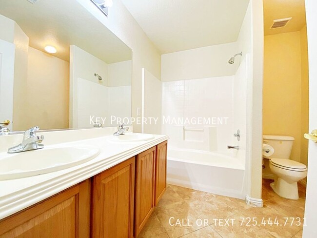 Building Photo - SINGLE STORY 2 BEDROOM TOWNHOME NEAR 215/N...