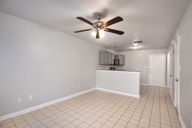 Building Photo - Recently updated 2-story 2-1.5 in Fort Worth ready for move-in!