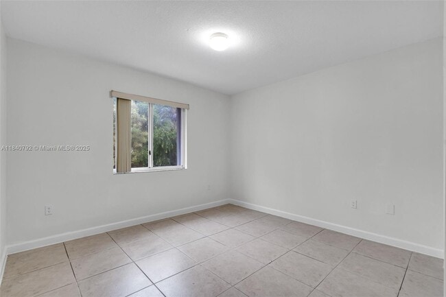 Building Photo - 2817 SW 39th Ave