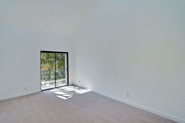 Building Photo - Cozy 1 Bed, 1 Bath Condo