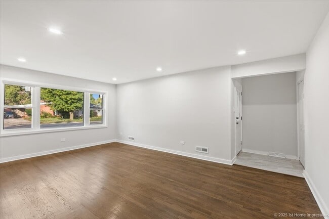 Building Photo - 15041 Irving Ave