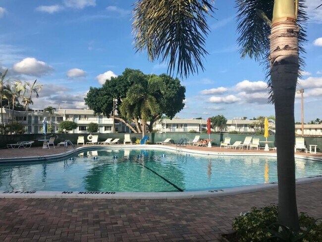 Building Photo - 3240 Lake Osborne Dr