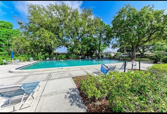 Building Photo - 7461 W Country Club Dr N