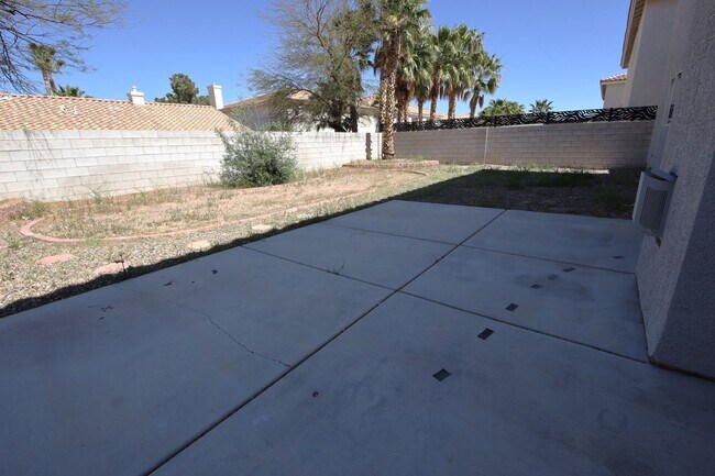 Building Photo - HUGE LOFT + 5 BEDROOMS IN SE