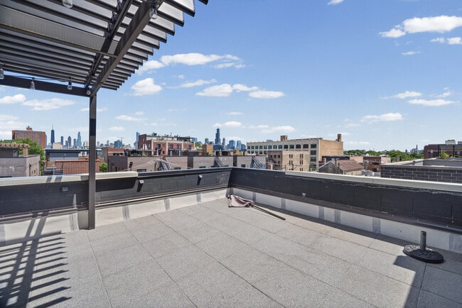 Building Photo - 831 N Paulina St