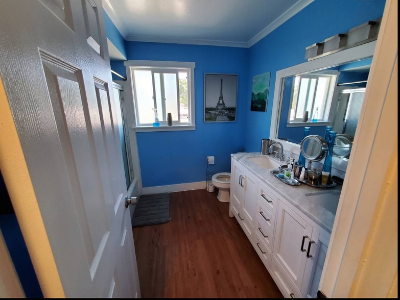 full bath - 805 Tully Rd