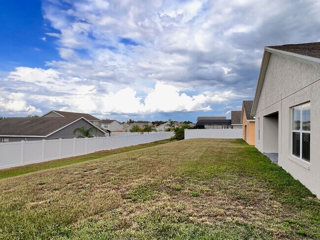 Building Photo - Spacious Three-Bedroom Home in Savannah Estates