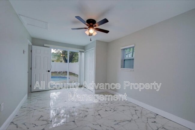 Building Photo - 425 Orangewood Dr