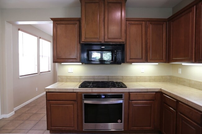 Building Photo - Gorgeous Home located in the heart of Patt...