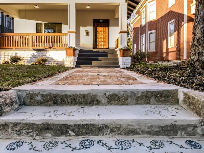 Building Photo - 419 E 3rd St