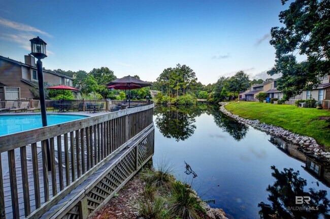 Building Photo - 389 Clubhouse Dr
