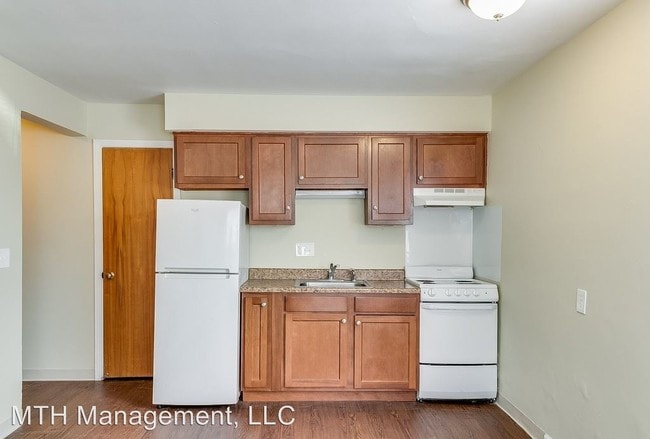 Building Photo - 1 br, 1 bath Apartment - 921 Coolidge Road