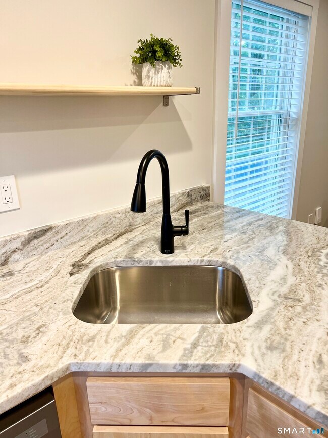 Building Photo - 179 Butternut St