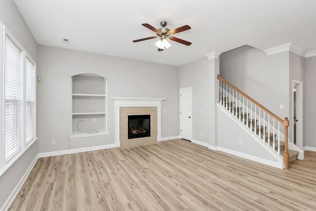 Building Photo - Gorgeous 3BD/2.5BA Craftsman Style Home in the Westmoreland Community!