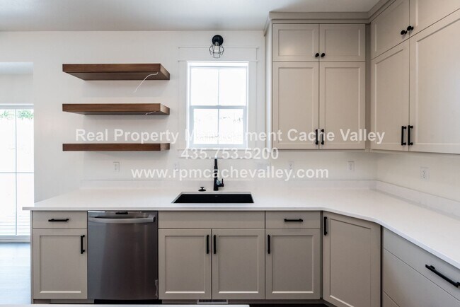 Building Photo - Gorgeous 3 br 2 bath home in Hyde Park! Ha...