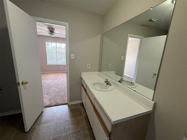 Building Photo - 10007 Emerald Creek Dr