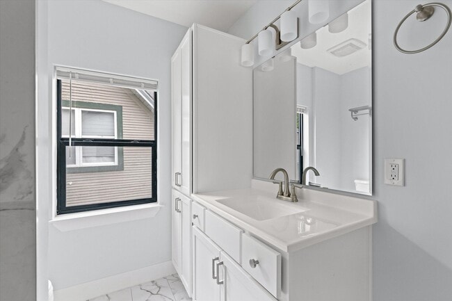 Building Photo - 403 N 9th St