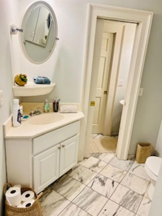 Building Photo - 227 W Broughton St