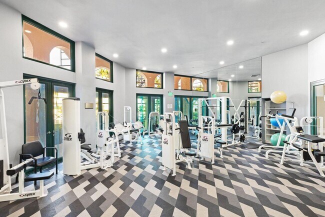 Building Photo - 100 SE 5th Ave