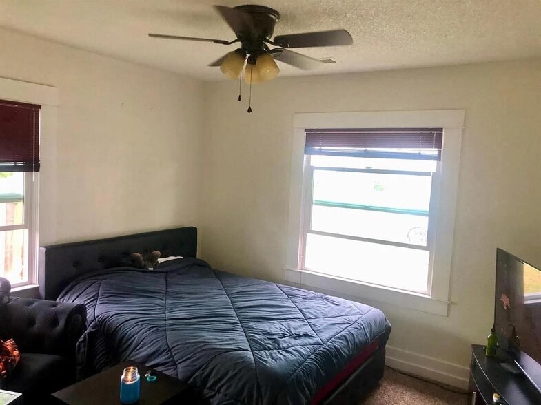 Primary Photo - 1321 N Calaveras St